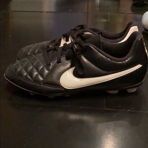 Nike Tempo soccer cleats (Kids)